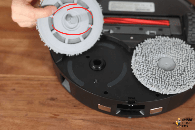 Zusätzlicher Anpressdruck wird auf die Wischpads des Roborock Q Revo ausgeübt.